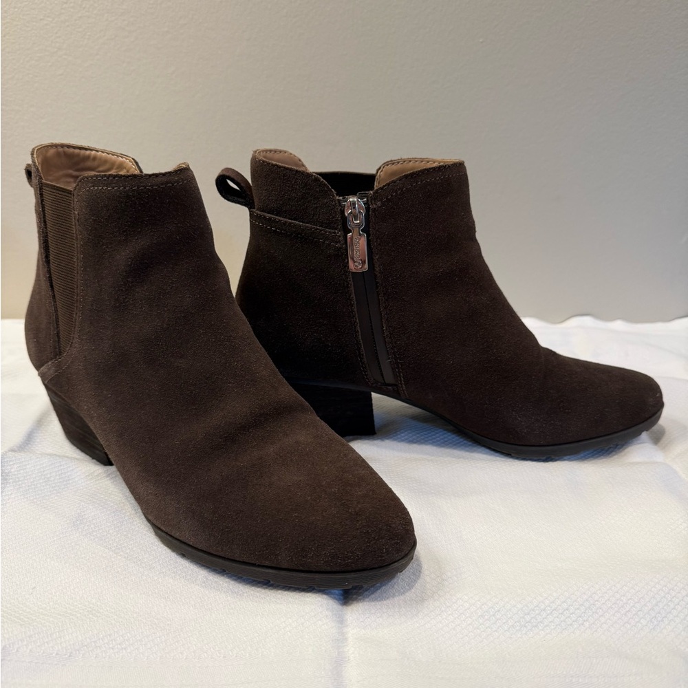 Blondo women’s Brown Suede Waterproof Boots.  Zipper side and stretch elastic